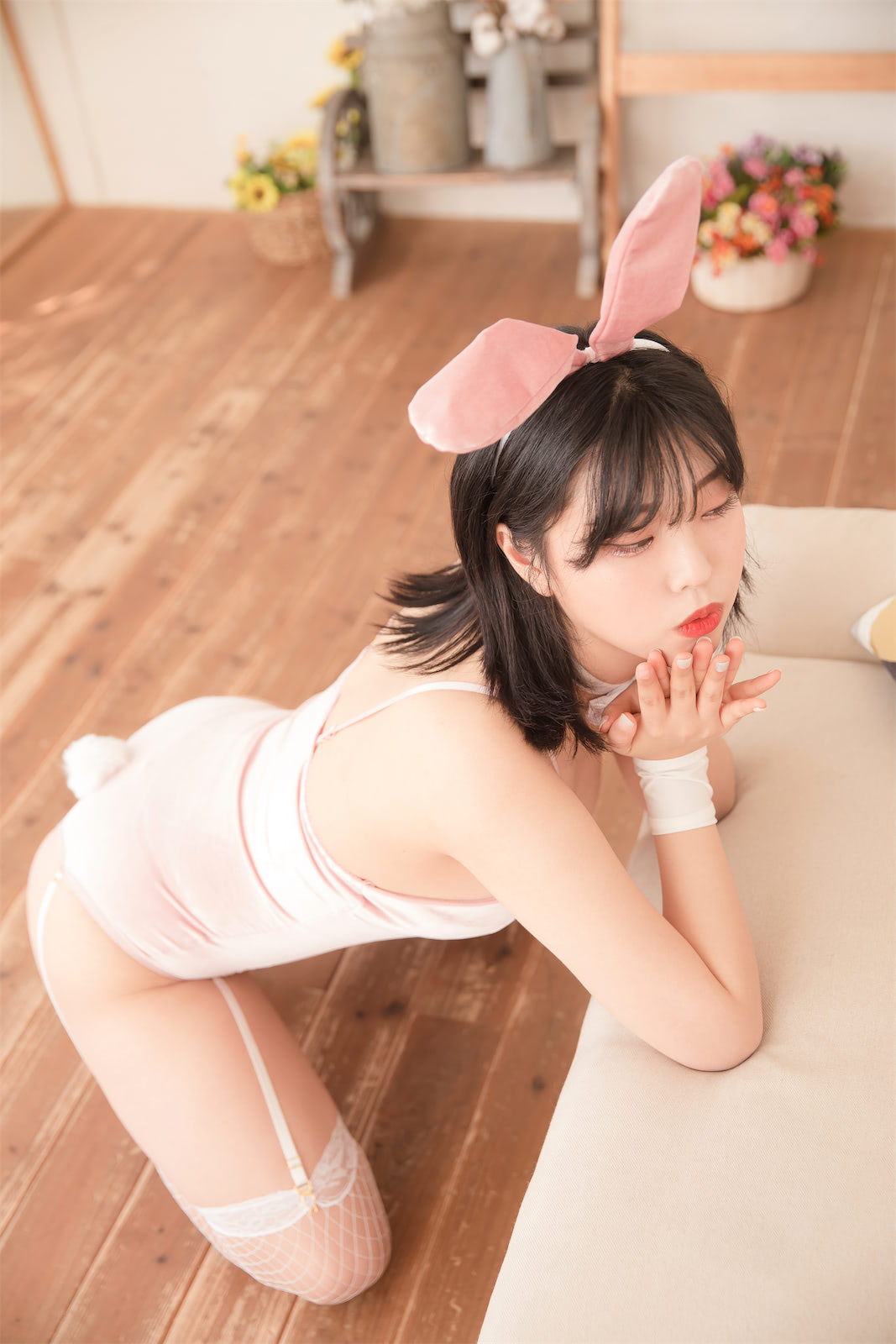Hana Song粉色兔女郎1