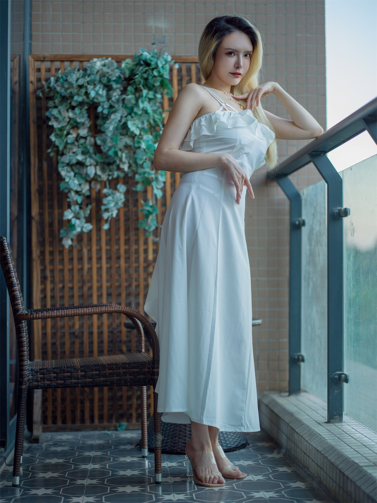 秋和柯基白色连衣裙1